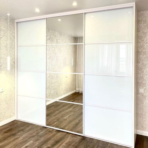 Шкаф-купе белый глянцевый с зеркалом фото