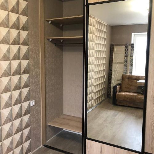 Шкаф-купе коричневый с зеркалом фото