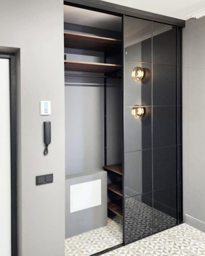 Шкаф-купе черный зеркальный фото