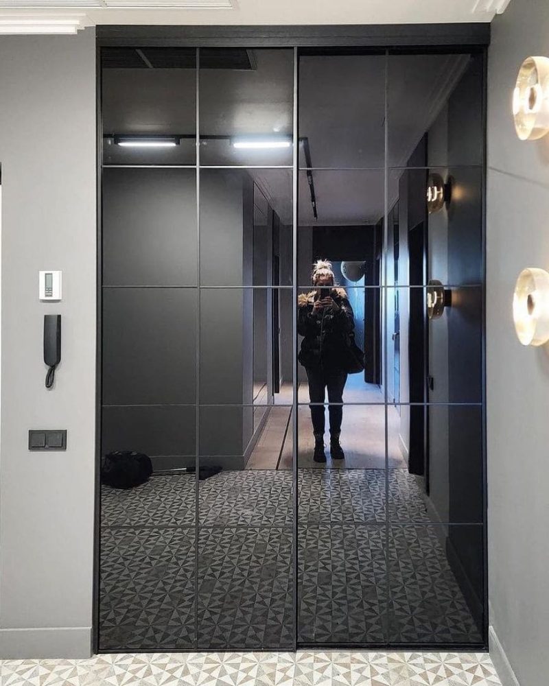 Шкаф-купе черный зеркальный фото