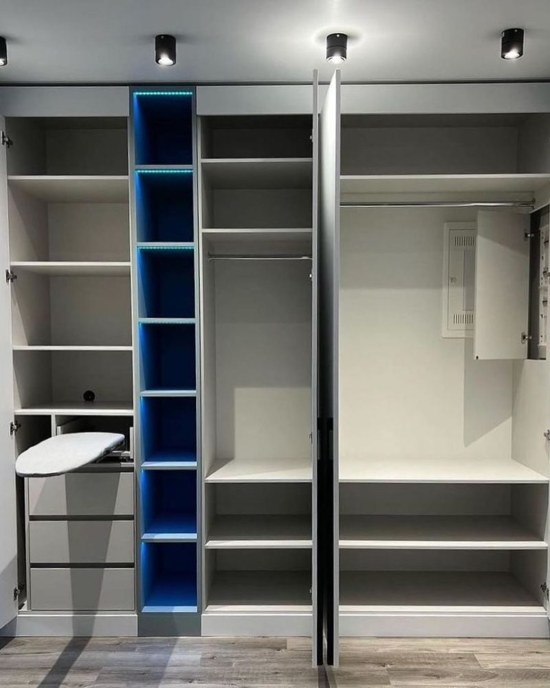 Светлый встроенный шкаф фото